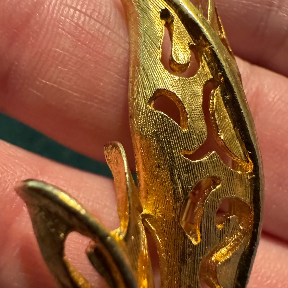 Vintage brooch, brushed gold tone, flower buds. EUC, 2 1/4” x 1”. Takes magnet. - Picture 3 of 4